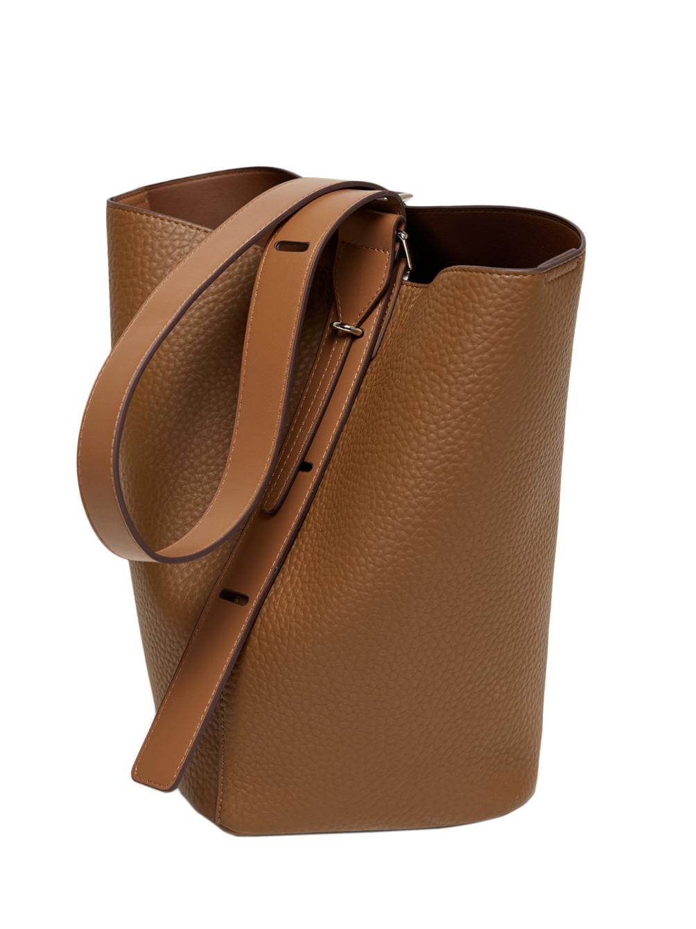 Eloísa – Bolso tipo cubo de piel suave con correa ajustable