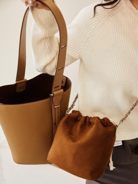 Eloísa – Bolso tipo cubo de piel suave con correa ajustable