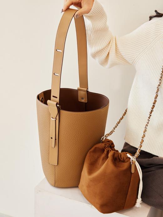 Eloísa – Bolso tipo cubo de piel suave con correa ajustable