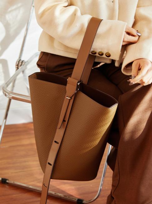 Eloísa – Bolso tipo cubo de piel suave con correa ajustable