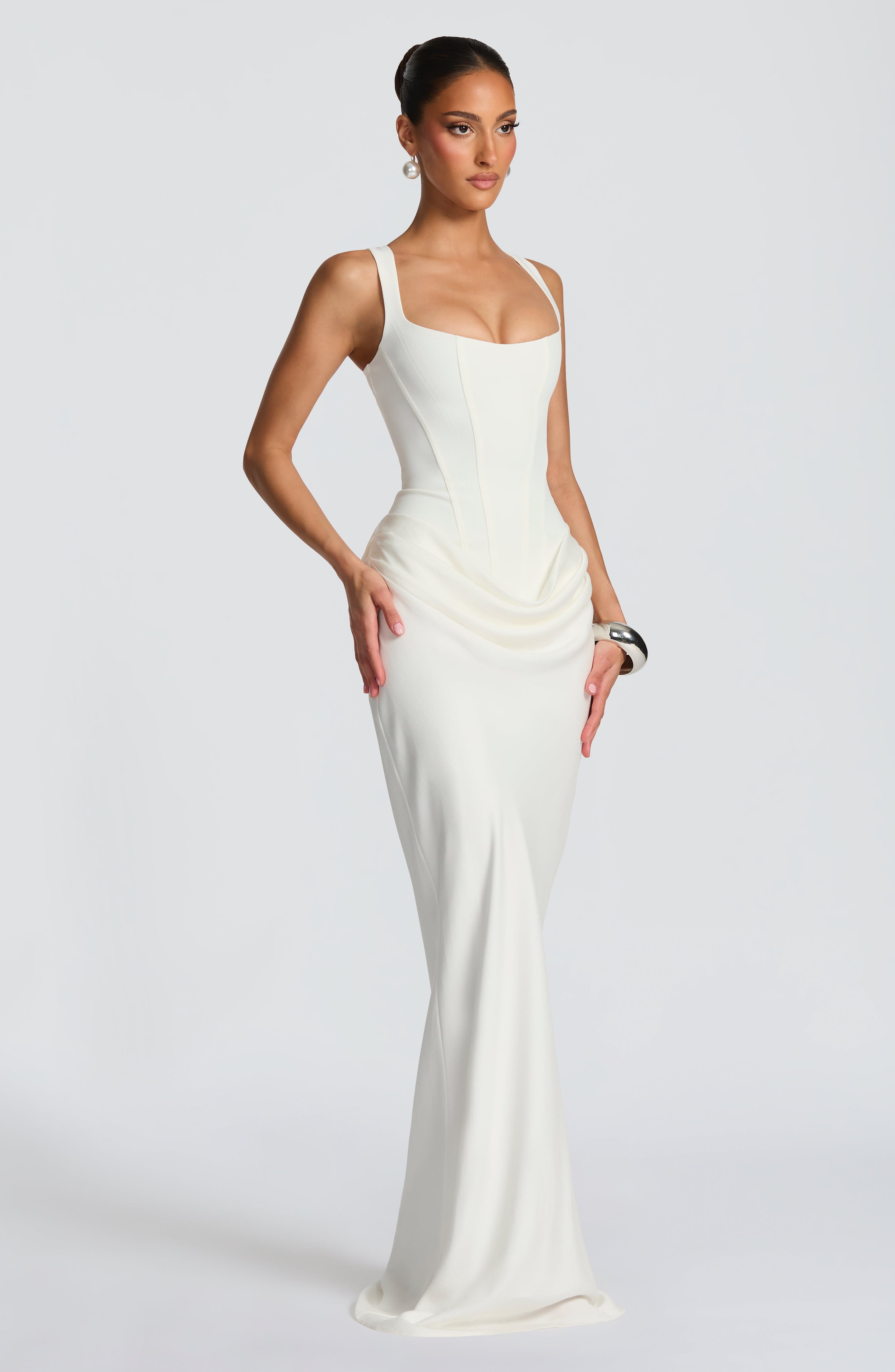 BRUN™ | Vestido largo con cuello cuadrado
